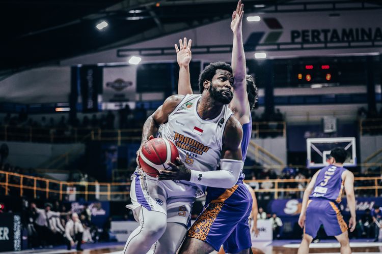 Antonio Hester pebasket Amerika Serikat yang bermain untuk Prawira Bandung di Indonesia Basketball League (IBL) 2024. Hester berkesempatan tampil di Kualifikasi Basketball Champions League Asia 2024 di Mongolia, April 2024 ini. 