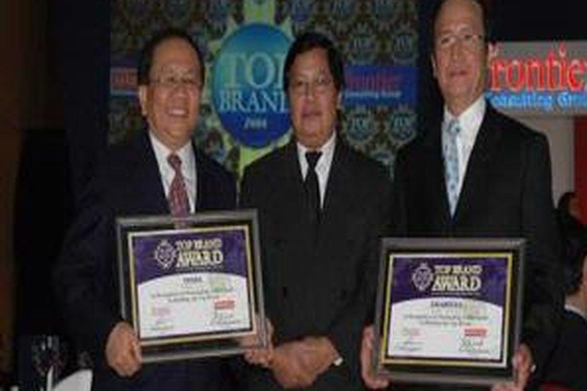 Ki-ka: Presiden direktur PT. Graha Kerindo Utama, Harris F. Sitorus; Corpocorporate Secretary Kompas Gramedia, G. Maryamto Sunu; Presiden Direktur PT. Gramedia asri Media, Petrus waworuntu, usai menerima penghargaan top Brand award yang diselenggarakan oleh majalah Marketing di Jakarta (6/8)