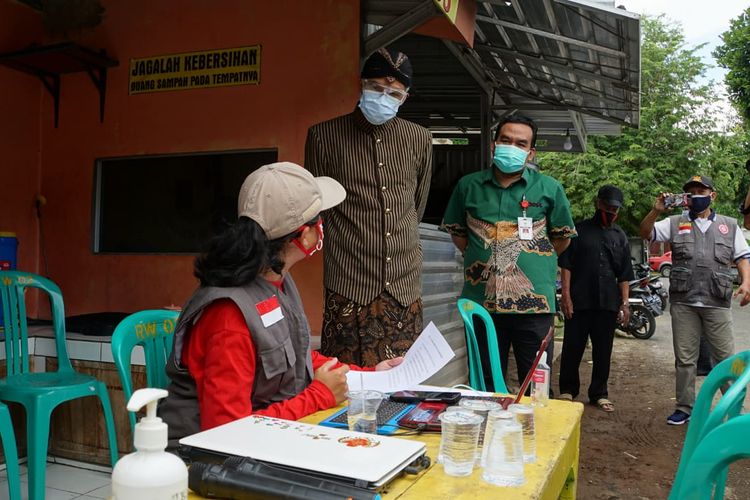 Gubernur Jawa Tengah, Ganjar Pranowo saat berkunjung ke Cepu, Blora, Kamis (24/6/2021)