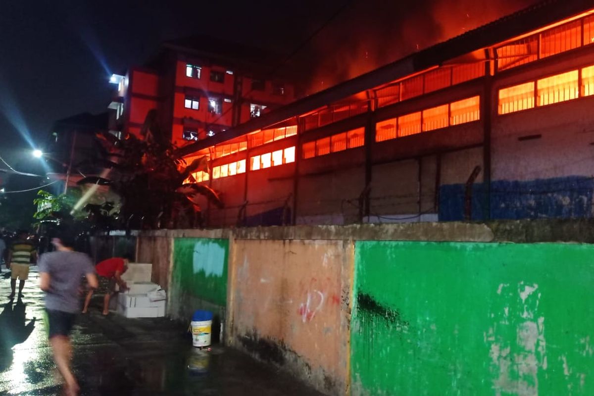 Gudang Farmasi Dinas Kesehatan DKI Jakarta yang beralamat di Gang Rosalia, RT 05/02 Pondok Bambu, Duren Sawit, Jakarta Timur, hangus terbakar, Kamis (8/7/2021) malam.