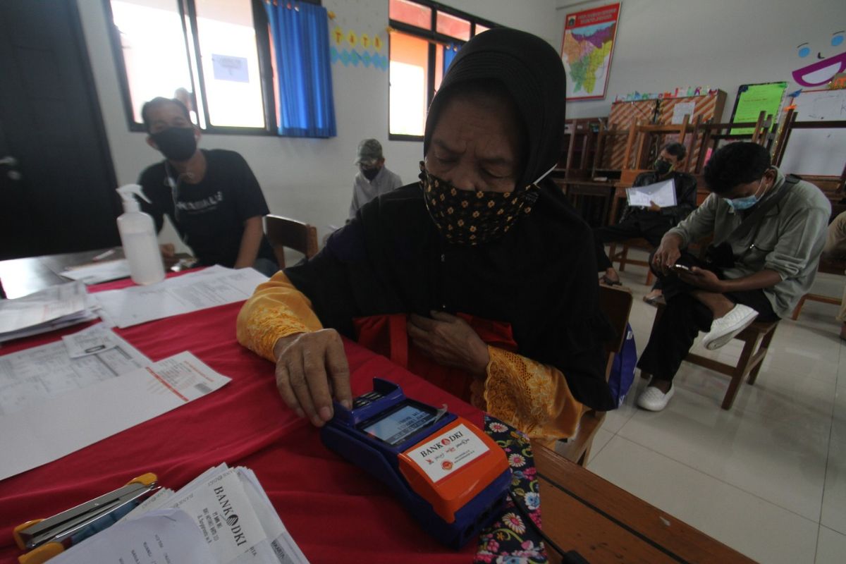 Dinas Sosial Provinsi DKI Jakarta dan Bank DKI mulai menyalurkan bantuan sosial tunai (BST) yang diberikan kepada 1.055.216 keluarga penerima manfaat (KPM).