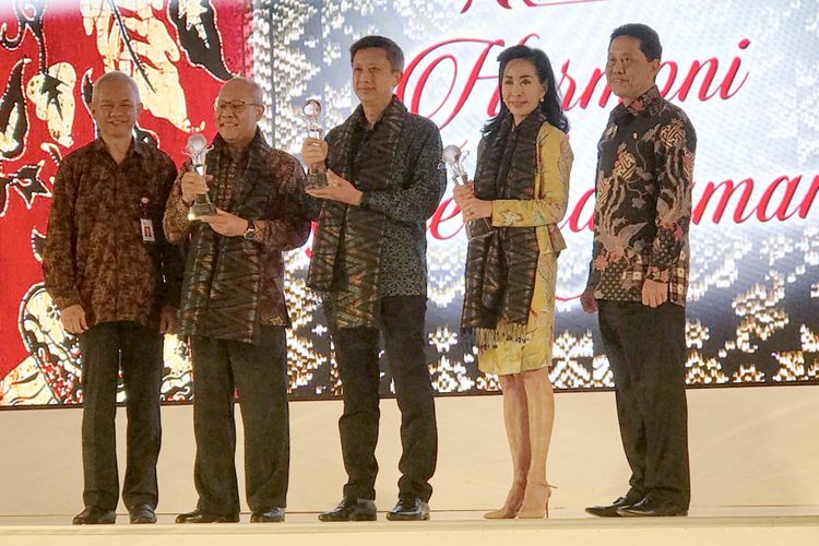 Direktur Compliance, Corporate Secretary and Legal CIMB Niaga Fransiska Oei (kedua kanan) saat menerima penghargaan peringkat pertama Annual Report Award 2016 untuk kategori Private Keuangan - Listed (Swasta Keuangan Tercatat) di Jakarta, pekan lalu.