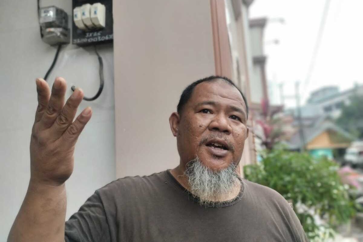 Marbot Masjid Nurul Jemaah Makassar, Eka Gunawan Setiadi saat bercerita kisah kehidupannya ditemui Kompas.com, di Jalan Kandea 2, Kecamatan Bontoala, Kota Makassar, Sulsel, Kamis (21/3/2024)
