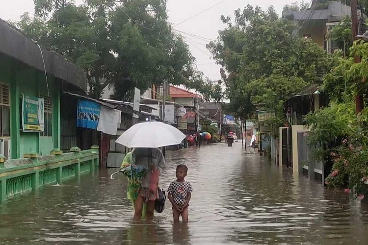 Warga Kendal saat berjalan menerjang banjir. KOMPAS.COM/ISTIMEWA