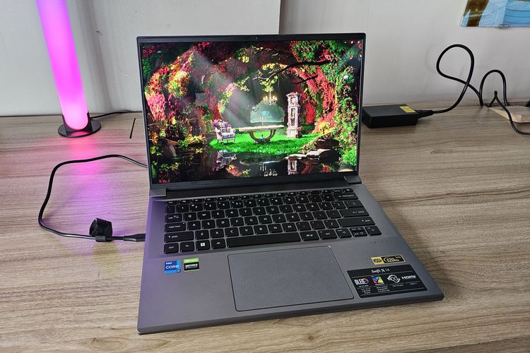 Acer Swift X 14 memiliki layar OLED 14,5 inci dengan resolusi 2,8K (2.880 X 1.800 piksel), refresh rate 120 Hz, tingkat kecerahan (brightness) maksimum 500 nits, serta aspek rasio 16:10.