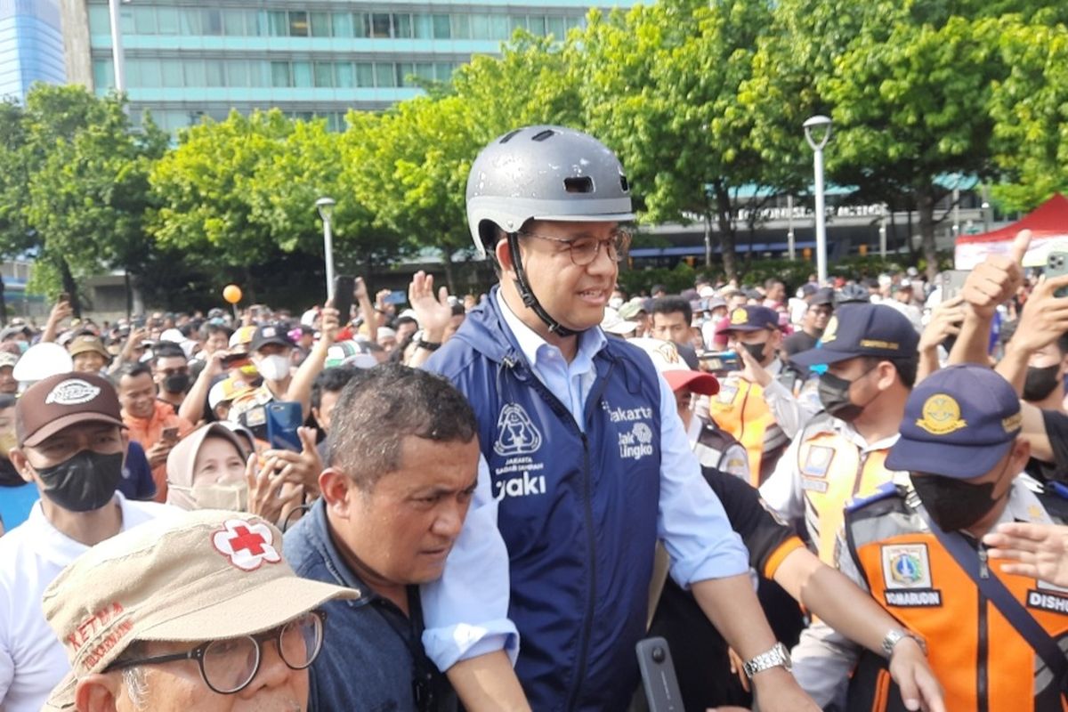 Gubernur DKI Anies Baswedan menyapa peserta car free day (CFD) di Bundaran Hotel Indonesia (HI), Jakarta Pusat, Minggu (16/10/2022) pagi. Ia tiba di Bundaran HI sekitar pukul 07.57 WIB. Dengan menaiki sepeda, Anies berbaur dengan masyarakat.