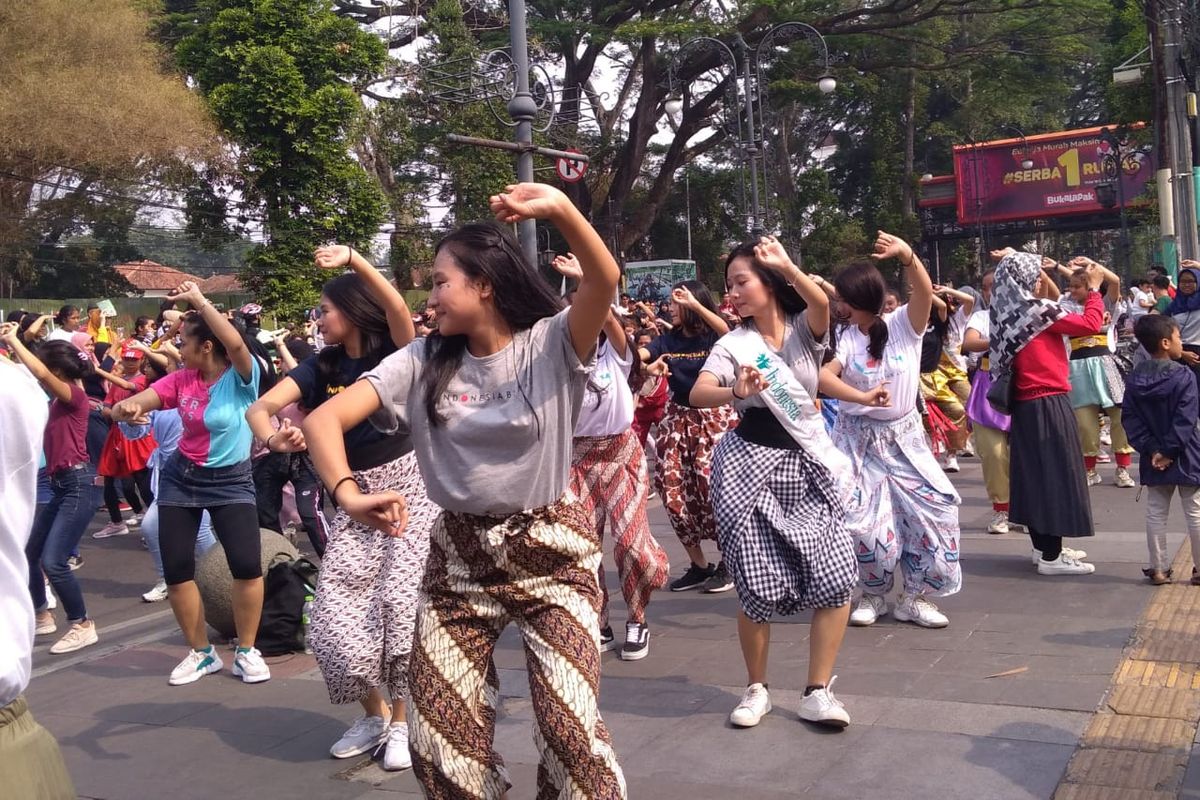 Para penari memberikan contoh gerakan yang akan dimainkan secara serentak di 7 kota pada 17 November 2019 dalam gelaran Indonesia Menari 2019. 
