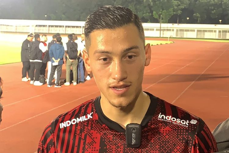 Pemain timnas Indonesia, Jay Idzes, saat berbicara kepada awak media, termasuk Kompas.com di Stadion Madya, Jakarta, pada Senin (18/3/2024).