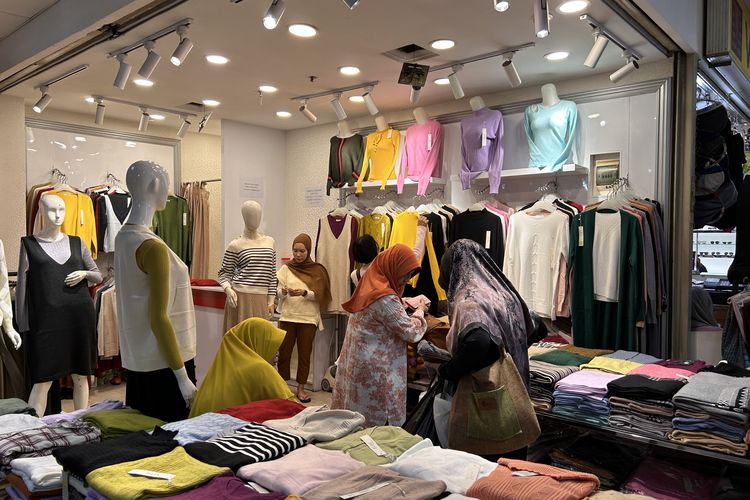 Suasana salah satu toko knitwear di ITC Depok yang mulai didatangi pembeli, Senin (3/6/2024)