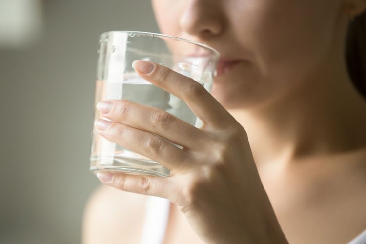 Rasakan 5 Manfaat Tak Terduga Berkat Minum Air Hangat