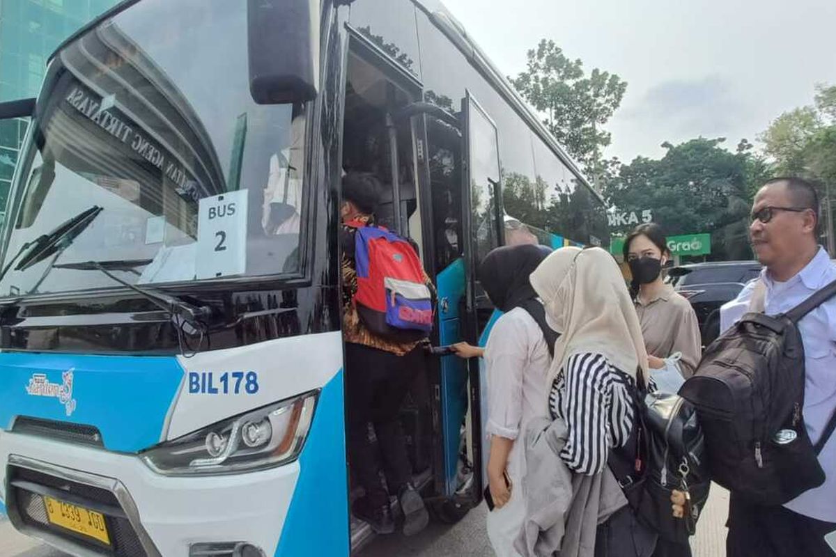 Penumpang saat menaiki bus trans Banten di Halte Kampus Untirta Sindangsari, Kabupaten Serang. Senin (6/10/2025). Kehadiran transportasi umum yang nyaman aman, murah dan efisien didambakan masyarakat Banten.