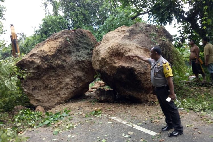 Dua buah bongkahan batu besar terguling bersama material longsor di Dusun Hanie, Desa Tial., Kecamatan Salahutu, Kabupaten Maluku Tengah, Jumat sore (11/10/2019)
