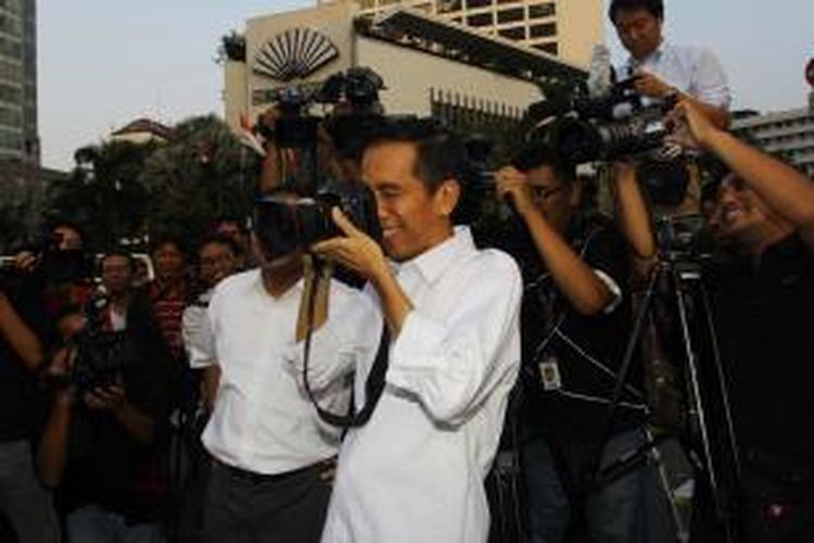 Gubernur DKI Jakarta Joko Widodo mencoba memotret Pewarta Foto Indonesia Jakarta sebelum acara peresmian pembangunan MRT di Kawasan Bundaran Hotel Indonesia, Jakarta Pusat, Kamis (2/4/2013). Proyek pembangunan MRT Fase I melintasi Lebak Bulus-Bundaran Hotel Indonesia. 