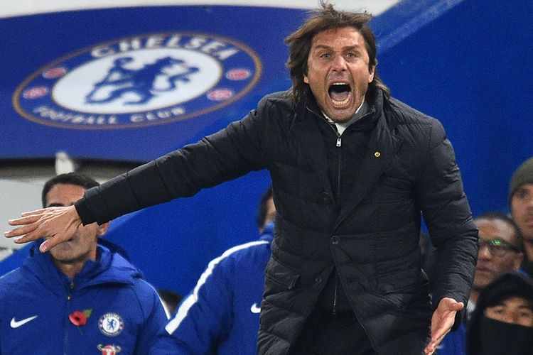 Reaksi manajer Chelsea, Antonio Conte, ketika melihat penampilan pasukannya melawan Manchester United dalam pertandingan Premier League di Stamford Bridge, London, Minggu (5/11/2017).
