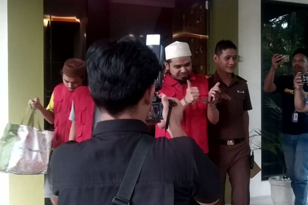 Youtuber Samsudin alias Gus Samsudin dan dua tersangka lainnya keluar dari lobi Kantor Kejaksaan Negeri Blitar menuju mobil tahanan yang akan membawa mereka ke Lapas Kelas IIB Blitar, Senin (29/4/2024)