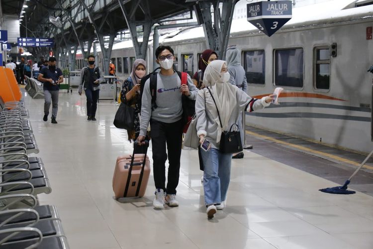 Stasiun Gambir dan Pasarsenen sediakan layanan tes RT-PCR bagi penumpang yang belum booster.