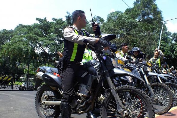 Sejumlah anggota kepolisian sedang berjaga-jaga di depan gerbang Istana Bogor, Senin (27/2/2017).