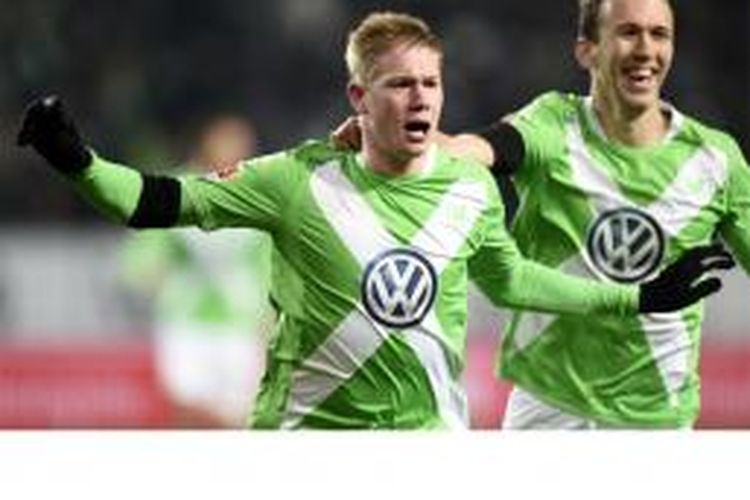 Pemain Wolfsburg, Kevin De Bruyne (kiri), melakukan selebrasi setelah mencetak gol ke gawang Bayern Muenchen pada laga Bundesliga di Volkswagen Arena, Wolfsburg, Jumat (30/1/2015). Wolfsburg menang 4-1.