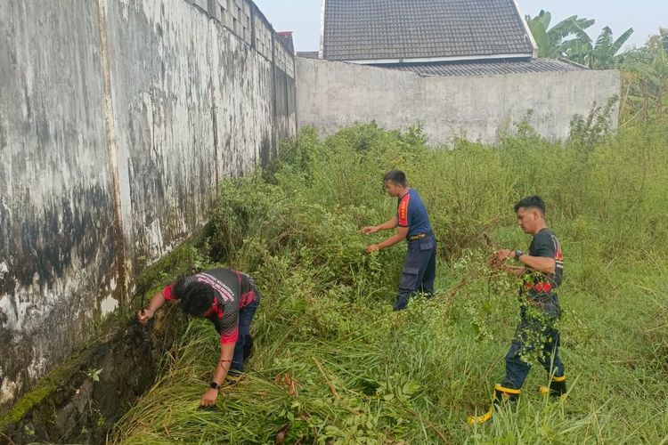 Petugas Damkar saat menyisir halaman kediaman Kepala Disperindag Kabupaten Nganjuk, Haris Jatmiko, di Dusun Glagahan, Desa Pecuk, Kecamatan Patianrowo, Kamis (10/4/2025) sore