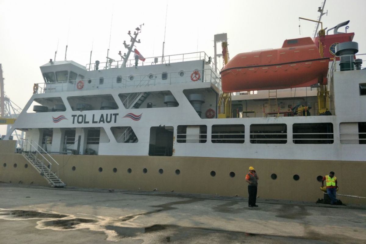Pelabuhan Ferry Gorontalo adalah akses utama dari provinsi ini menuju ke Pagimana dan Wakai. Pelabuhan di Gorontalo juga dipergunakan untuk aktivitas kapal peti kemas.
