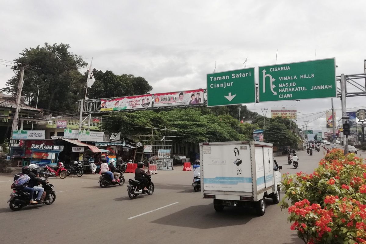 Sejumlah kendaraan melintas di Simpang Gadog, Ciawi, Bogor, Jawa Barat, Senin (31/1/2018). Jelang malam tahun baru, arus lalu lintas di jalur Puncak terpantau ramai lancar pada pagi ini.