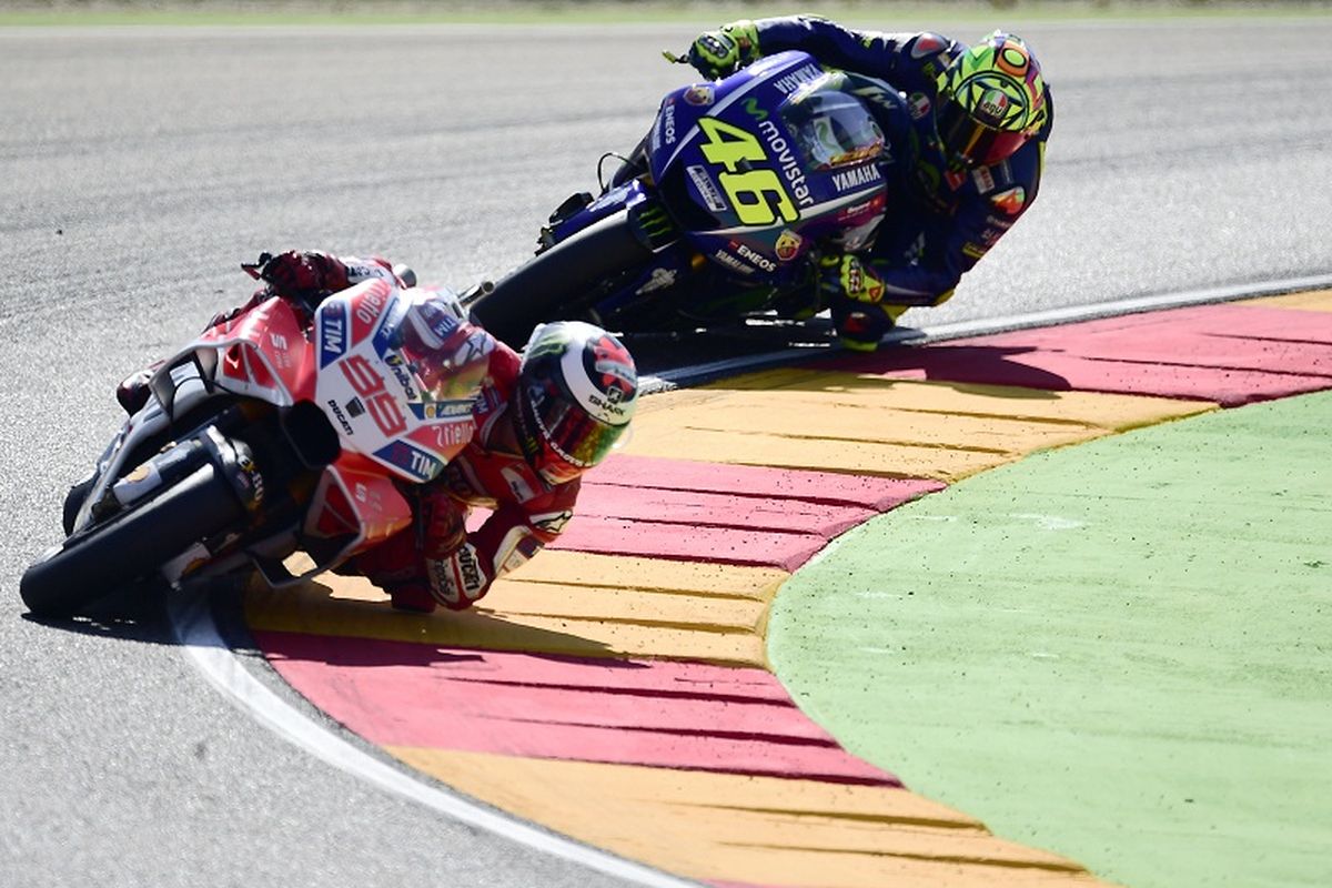 Pebalap Ducati Team, Jorge Lorenzo (depan), dibuntuti oleh pebalap Movistar Yamaha, Valentino Rossi, pada balapan GP Aragon di MotorLand Aragon, Minggu (24/9/2017).