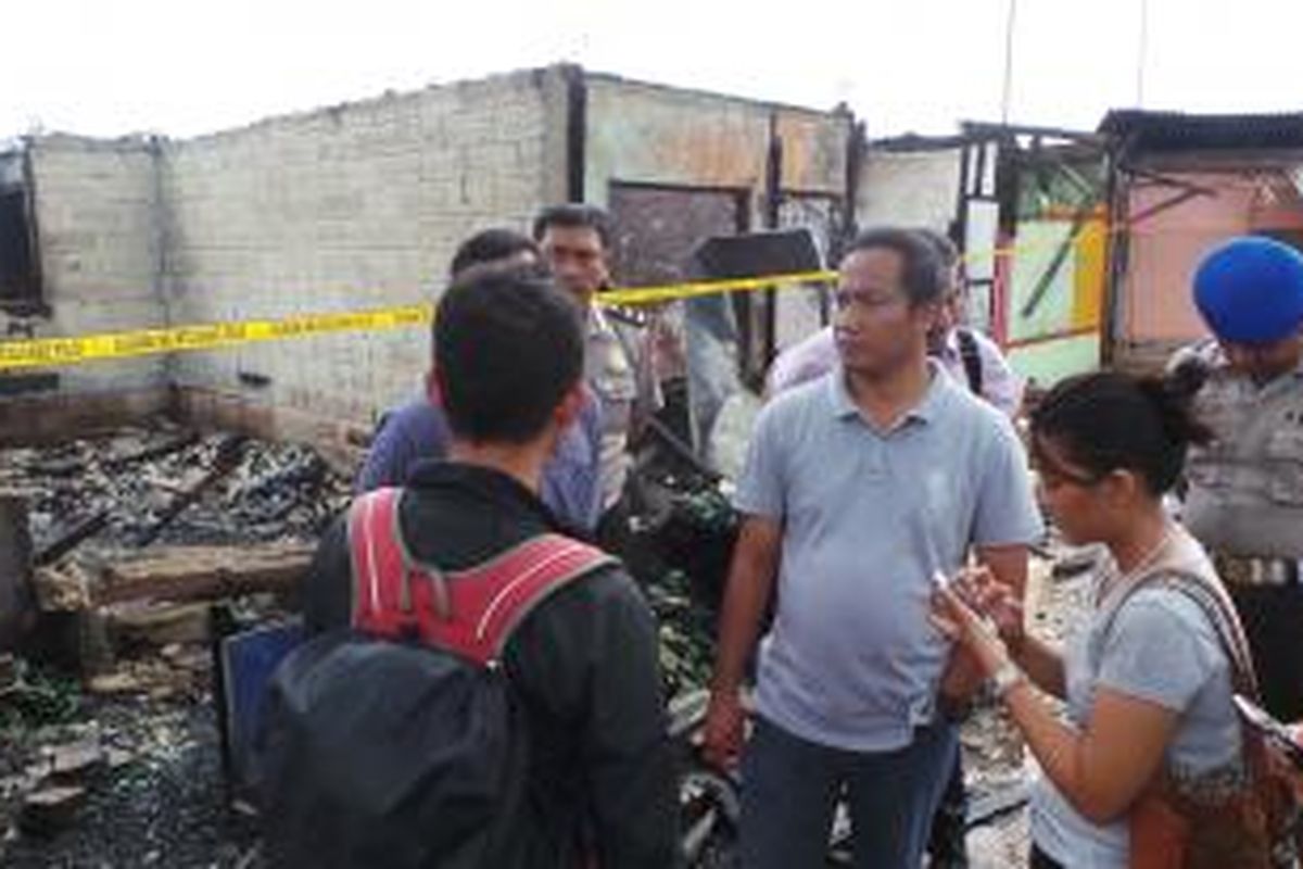 Kepala Satuan Reserse Kriminal Polres Metro Jakartan Timur melakukan peninjuan di lokasi kebakaran warung remang di Bambu Apus, Cipayung, Jakarta Timur. Sabtu (19/4/2014).