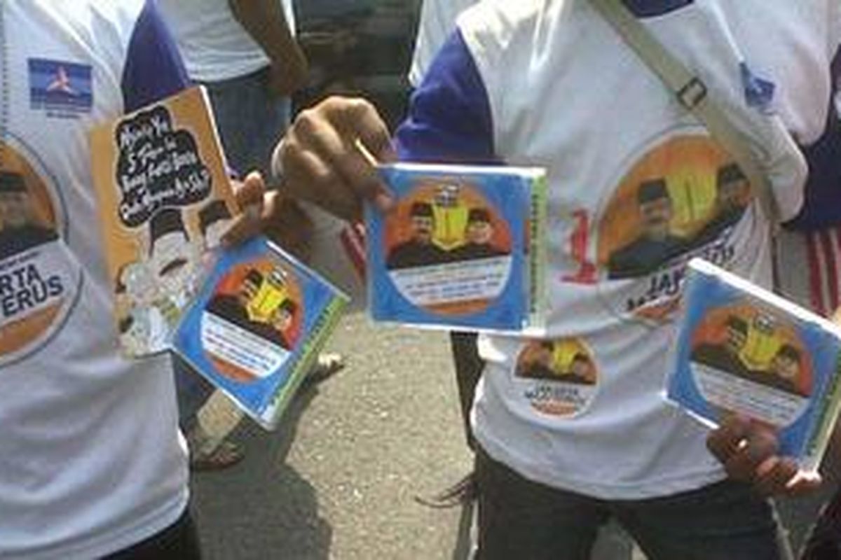 CD Album Dangdut di bagian di setiap kampaye Cagub-Cawagub DKI Jakarta Fauzi Bowo- Nachrowo Ramli. Para pendukung pasangan No.1 itu bergembira menerima CD dangdut di Posko tim sukses (timses) Komplek Artha Gading Niaga Blok-H, 15-A, Kelapa Gading, Jakarta Utara, Kamis (5/7/2012). 