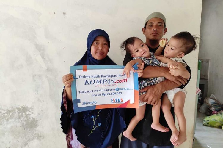 Suasana serah terima simbolis pemberian bantuan ke pada Anaya dan Inaya bayi kembar Siam dari pembaca kompas.com melalui platform kitabisa.com