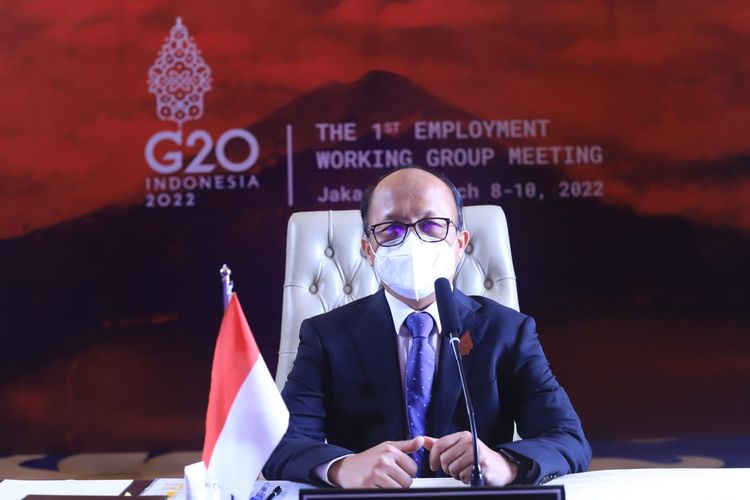 Sekretaris Jenderal Kementerian Ketenagakerjaan Anwar Sanusi ketika memberikan sambutan pelaksanaan Employment Working Group (EWG) Presiden G20 bidang ketenagakerjaan, di Jakarta, Kamis (17/3/2022).