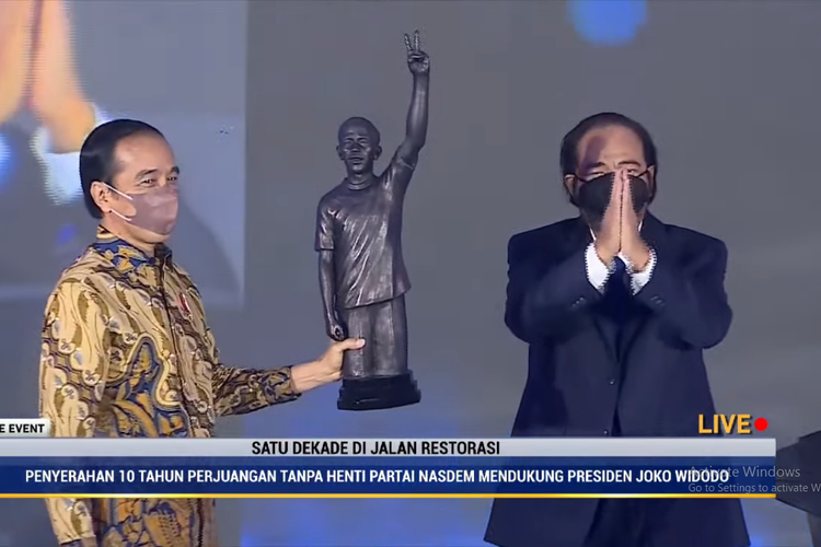 Tangkapan layar Presiden Jokowi menerima patung simbolik kebersamaan Nasdem dan Jokowi dari Ketua Umum Nasdem Surya Paloh, Kamis (11/11/2021).