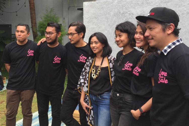 Para pemain Love for Sale saat menggelar jumpa pers terkait proses produksi film bersangkutan di Gordi HQ, Cilandak Timur, Jakarta Selatan, Selasa (29/8/2017).