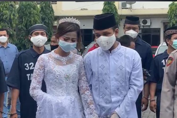 Saat kedua mempelai melangsungkan pernikahan di Polrestabes Semarang 