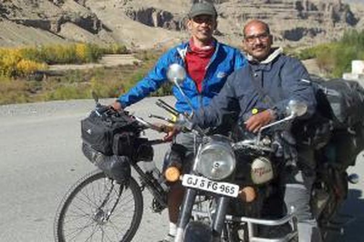 Pesepeda Max Agung Pribadi bertemu sesama pengelana. Dia menunggang motor legendaris Royal Enfield yang masih diproduksi di India hingga kini.