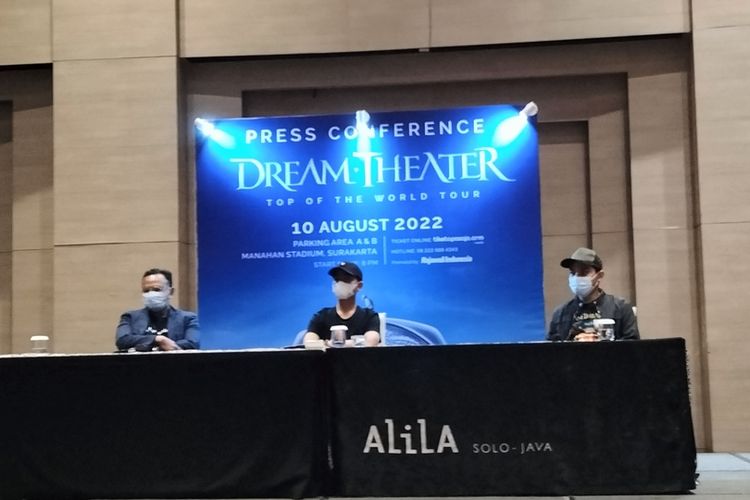 Wali Kota Solo Gibran Rakabuming Raka (tengah) saat jumpa pers Dream Theater Konser di Solo, pada Rabu (29/6/2022)
