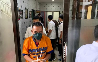 DITAHAN— Jaksa Penuntut Umum Kejaksaan Negeri Kabupaten Madiun menahan Nur Amin, Mantan Kepala Desa Kaligunting, Kecamatan Pliangkenceng, Kabupaten Madiun, Jawa Timur, Selasa (10/5/2022)