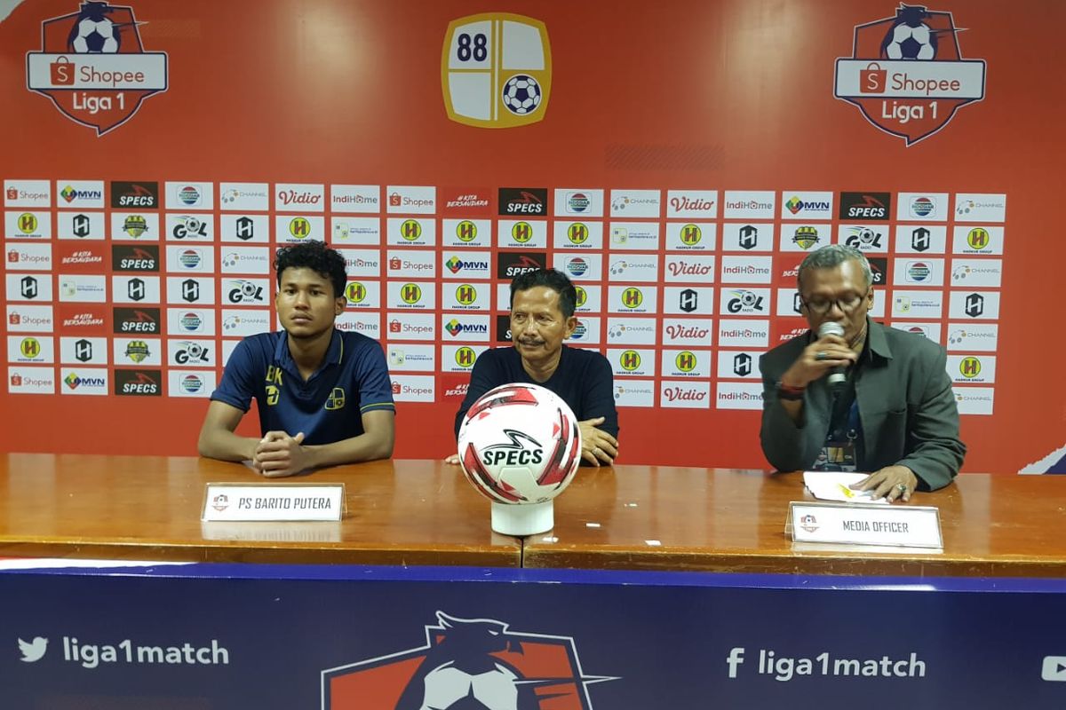 Pelatih Barito Putera, Djajang Nurjaman (tengah) mengaku kecewa dan meminta maaf kepada suporter setelah menelan kekalahan kedua di awal liga dari Bali United dengan skor 1-2, Jumat (6/3/2020).