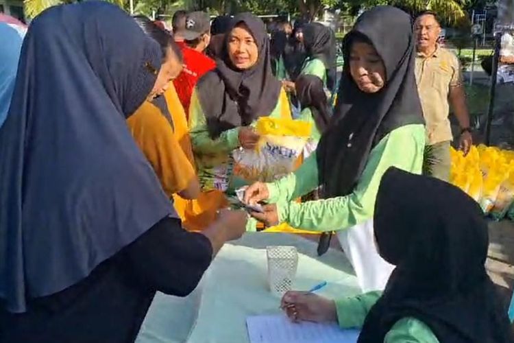 Ratusan warga mengantre untuk mendapatkan beras gratis dari Persit Kodim Sumbawa, Jumat (8/3/2024).