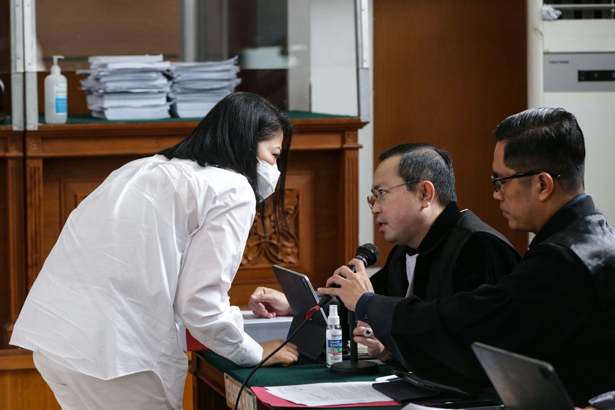 Terdakwa kasus pembunuhan berencana Brigadir Nofriansyah Yosua Hutabarat atau Brigadir J, Putri Cadrawathi menjalani sidang pembacaan tuntutan di Pengadilan Negeri Jakarta Selatan, Rabu (18/1/2023). Putri Cadrawathi dituntut 8 tahun penjara oleh Jaksa Penuntut Umum.