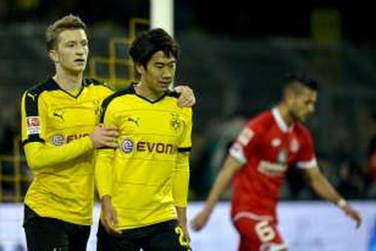 Dua pemain Borussia Dortmund, Marco Reus (kiri) dan Shinji Kagawa, menjadi pahlawan kemenangan timnya atas Mainz 05, pada laga Bundesliga di Stadion Signal Iduna Park, Minggu (13/3/2016).