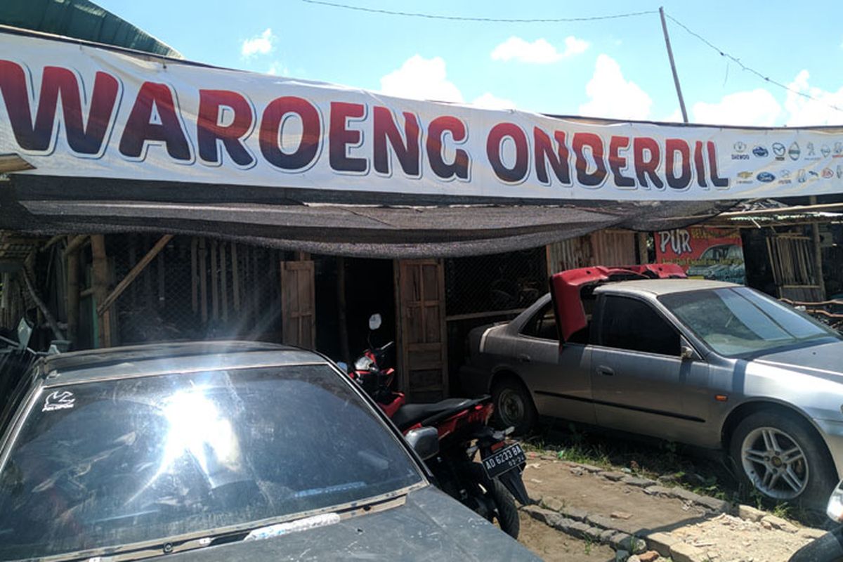 Salah satu tempat di wilayah Pasar Kliwon, Solo, Jawa Tengah (Jateng) yang menyediakan onderdil mobil tua dengan kodisi bagus dan asli. 