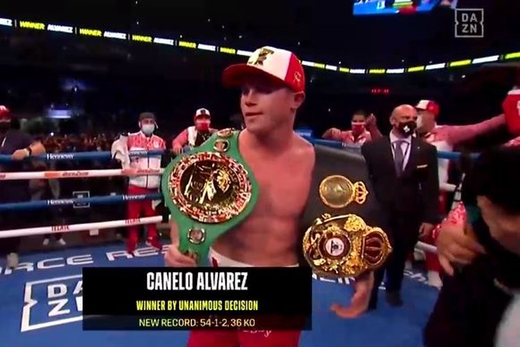 Saul Canelo Alvarez merayakan kemenangan atas Callum Smith di Alamodome, Texas, Amerika Serikat, pada Minggu (20/12/2020) pagi WIB. Canelo Alvarez mengambil sabuk juara WBA, WBC, dan The Ring Magazine lewat kemenangan ini.