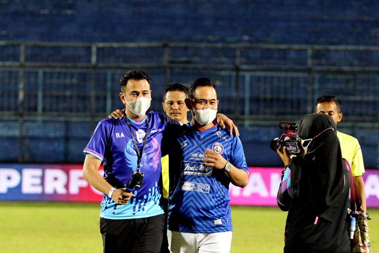 Presiden klub Arema FC, Gilang Widya Pramana (kanan) dan Chairman RANS Cilegon FC Raffi Ahmad (kiri) seusai uji coba yang berakhir dengan skor 6-2 di Stadion Kanjuruhan Kabupaten Malang, Jawa Timur, Minggu (6/6/2021) malam.