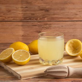 Ilustrasi air perasan lemon atau jus lemon.