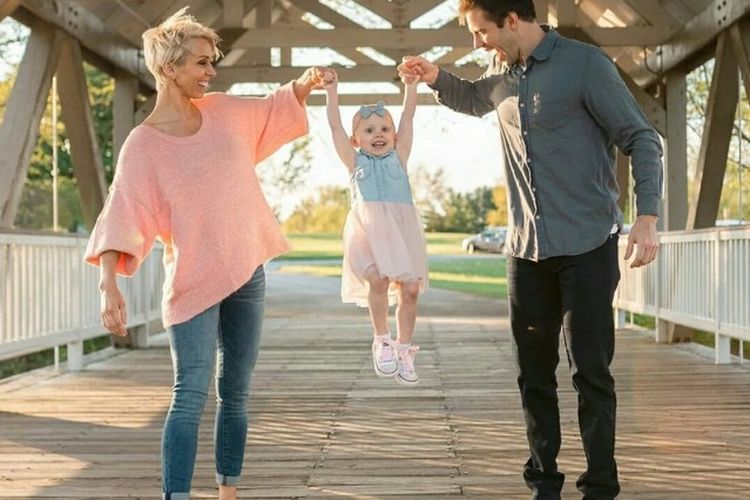Kate Hudson bersama anaknya, Eliza Adalynn dan suaminya Chance Moore