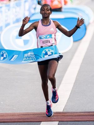 Tigist Assefa, pelari Ethiopia yang dinobatkan sebagai perempuan tercepat di dunia ketiga setelah berhasil memenangkan Berlin Marathon ke-48 