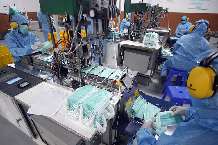 Sejumlah pekerja menyelesaikan pembuatan masker medis di PT Multi One Plus, Gunung Putri, Kabupaten Bogor,  Jawa Barat, Rabu (15/4/2020). Pabrik masker tersebut mampu memproduksi 250 ribu masker medis per hari.