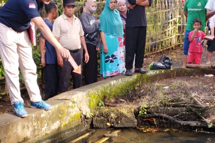 Anggota Polres Semarang melakukan olah TKP penemuan mayat di sendang.