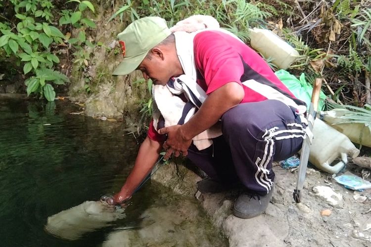 Akibat kekeringan, Warga Desa Sandang Pangan, Kecamatan Sampolawa, Kabupaten Buton Selatan, Sulawesi Tenggara, berjalan kaki sejauh 3 kilometer untuk mengambil air bersih.