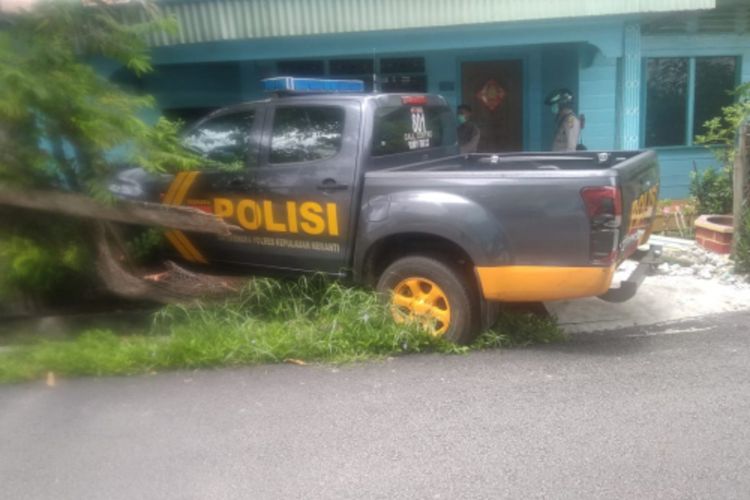 Mobil patroli Sabhara Polres Kepulauan Meranti, Riau, yang menabrak pagar rumah warga akibat hindari emak-emak bawa sepeda motor, Sabtu (2/5/2020).